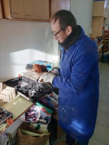 Usuario del Centro Ocupacional trabajando en el Taller de Madera