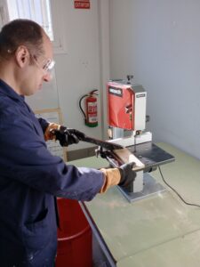 Usuario del Centro Ocupacional trabajando en el Taller de Madera