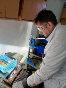 Usuario del Centro Ocupacional trabajando en el Taller de Madera