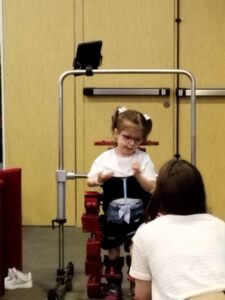 Una niña utiliza el primer exoesqueleto pediátrico de Andalucía