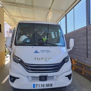 Parte frontal del Autobús blanco adaptado para transporte de personas