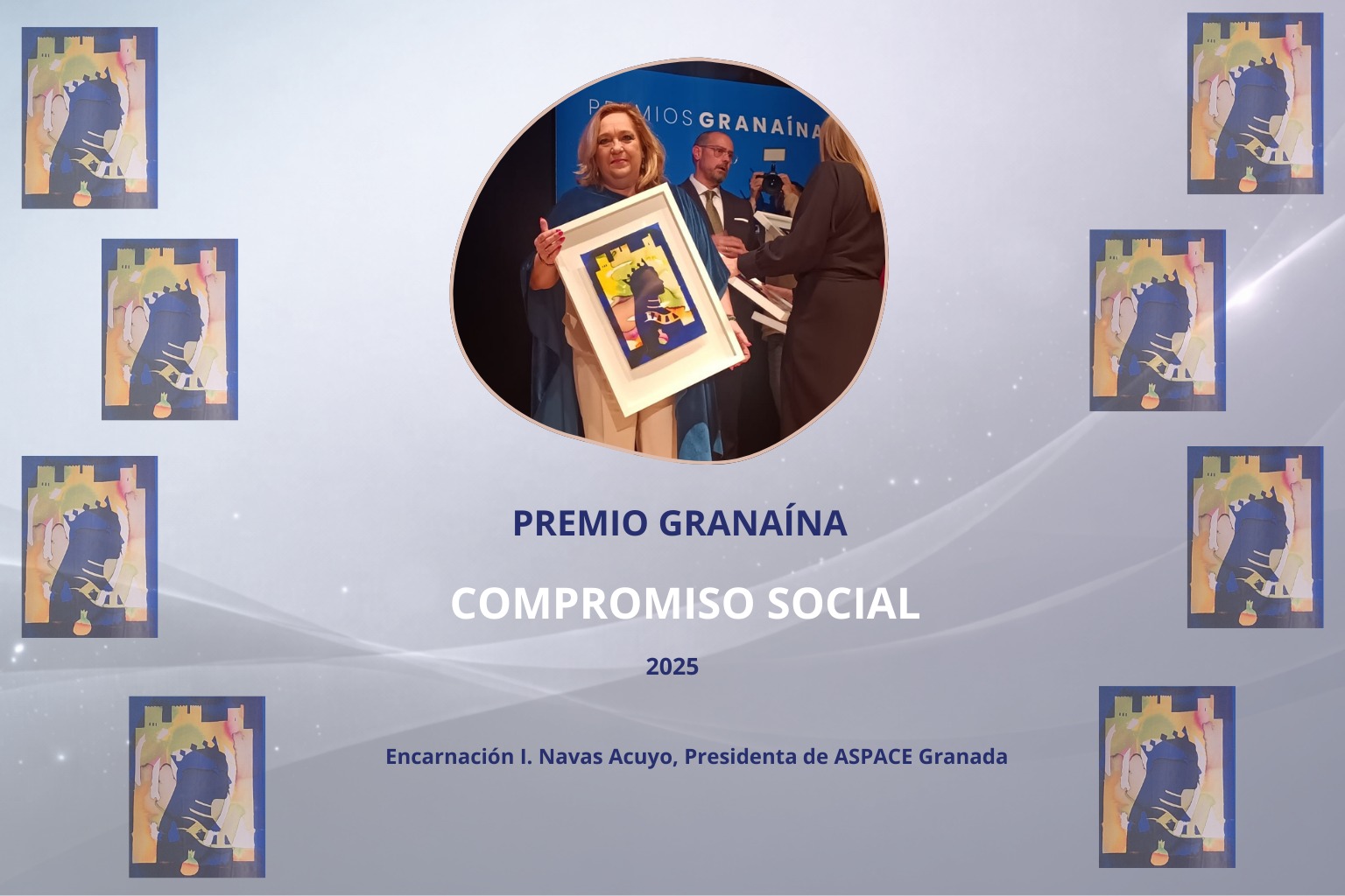Imagen conmemorativa del Premio Granaína Compromiso Social 2025. En el centro, fotografía circular del acto de entrega en la que Encarnación I. Navas Acuyo, presidenta de ASPACE Granada, sostiene el galardón enmarcado durante la ceremonia. El fondo muestra el título del premio y el año, con varias reproducciones artísticas del trofeo distribuidas alrededor sobre un diseño en tonos azules y blancos.
