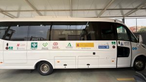 Parte lateral del Autobús blanco adaptado para transporte de personas